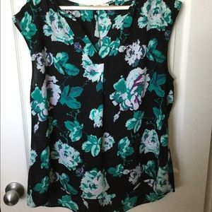 Extended sleeve V neck blouse with turquoise flower print.